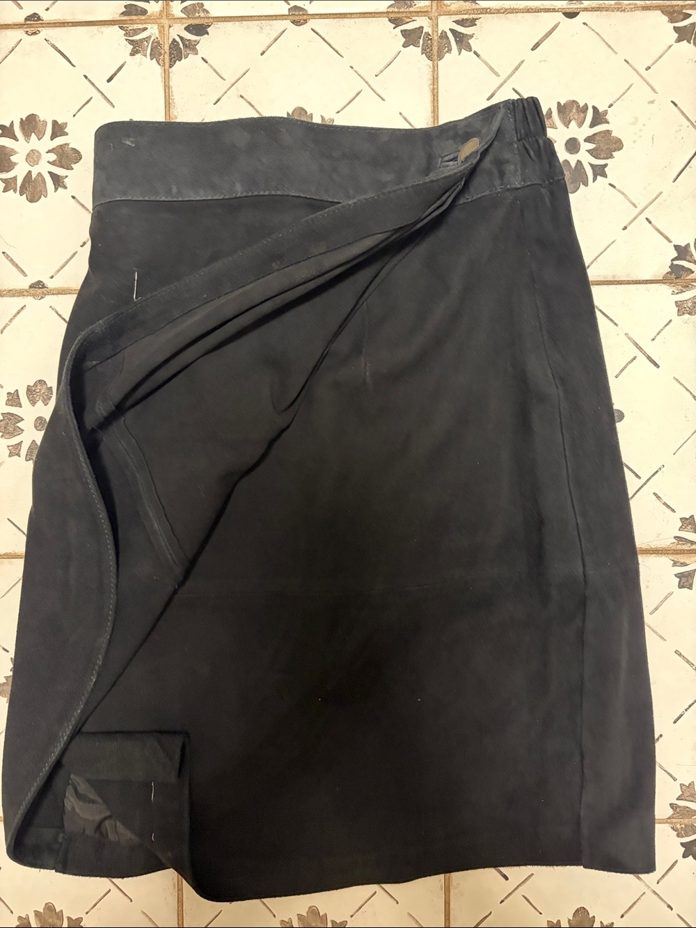 Express vintage Black Suede Skirt - Picture 3 of 5